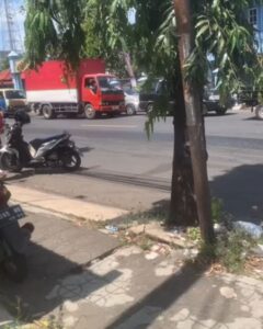 Kecelakaan lalu lintas berupa truk muatan kayu terguling di Jl. Raya Margoyoso, Kalinyamatan, Kabupaten Jepara. Kejadian ini melibatkan sebuah mobil merk Raize yang oleng, menyerempet, dan menabrak truk hingga terguling, serta menabrak satu mobil yang sedang parkir, sebagaimana dilaporkan saksi mata Bapak Fanani.