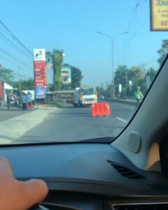 Truk Terguling di Jl
