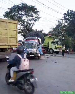Kecelakaan lalu lintas terjadi di Jl. Pantura Walisongo, Tambakaji, Kota Semarang, melibatkan dua truk dalam insiden tabrak belakang. Peristiwa ini dilaporkan oleh warga sekitar pukul 05.30 pagi, tepat di depan Taman Lele arah Krapyak. Kejadian ini memicu perhatian karena sempat mengganggu arus lalu lintas di jalur tersebut.