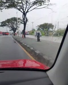 Dump Truk Tabrakan di Lingkar Kaliwungu, Satu Terperosok ke Saluran Air