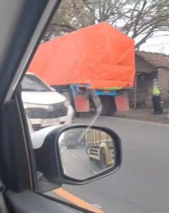 Truk Gandeng Tabrak Pohon di Jl