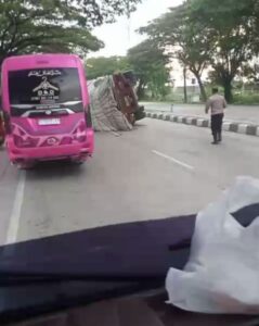 Truk Muat Semen Terguling di Jl