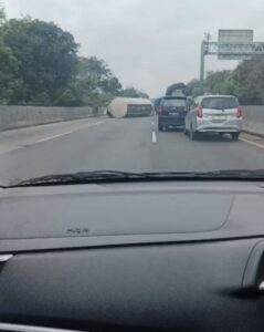 Truk Tangki Semen Terguling di Tol Semarang ABC KM430A ruas Jangli arah Srondol