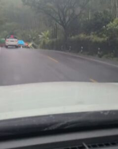 Truk Trailer Terguling di Turunan Jl