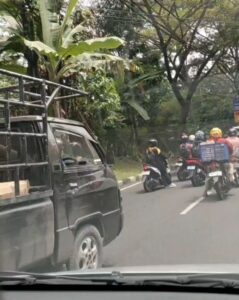 Tumpahan Oli di Gombel Lama Sebabkan Kecelakaan