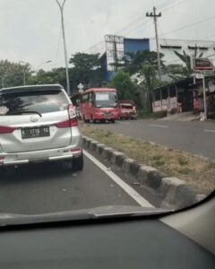 ruk Pick Up Bermuatan Tabung Gas Tabrak Median di Ngaliyan