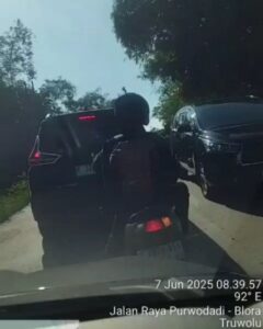 Truk Trailer Terguling di Tikungan Jalan Raya Ngaringan, Evakuasi Gunakan Crane