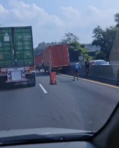 ruk Boks Tabrak Median di Tol Semarang KM430B